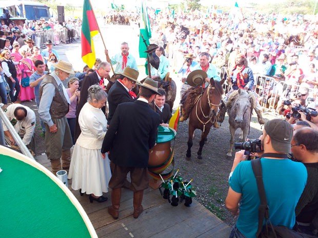 Cavalariços se reúnem ao redor da Chama Crioula em Venâncio Aires (Foto: Giovani Grizotti/RBS TV)