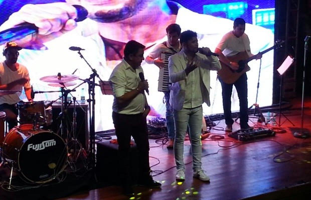 Pai de Cristiano Araújo canta música em show de homenagem ao filho em Goiânia Goiás (Foto: Vanessa Martins/G1)