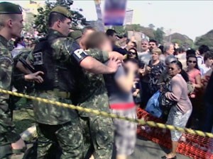 Jovem é detido durante manifestação no desfile de Sete de Setembro (Foto: Reprodução/RBS TV)
