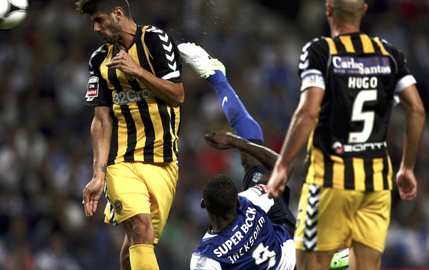 jackson Martinez porto gol beira mar (Foto: Agência EFE)