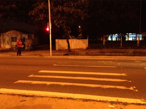 Acidente aconteceu em faixa de pedestres na Avenida Hilton Souto Maior (Foto: Walter Paparazzo/G1)