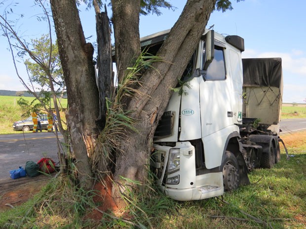 G1 Motorista Fica Ferido Em Acidente Duas Carretas Na MG 050 Em