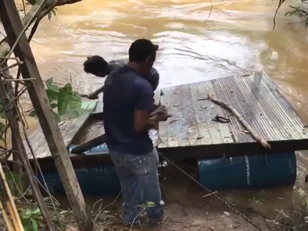 Imagens mostram índios destruindo balsas em RO (Foto: Rede Amazônica/ Reprodução)