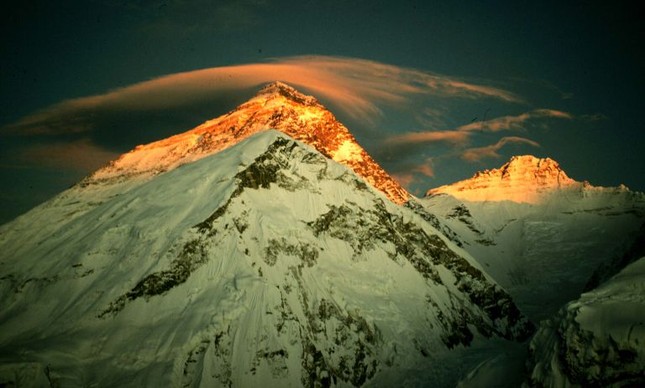 Everest iluminado pelo sol (Foto: Arquivo Google)