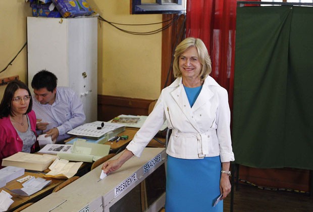 Evelyn Matthei ao depositar seu voto neste domingo (17) (Foto: Eliseo Fernandez/Reuters) Evelyn Matthei ao depositar seu voto neste domingo (17) (Foto: Eliseo Fernandez/Reuters)