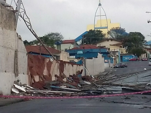 Temporal destelha 50 casas e deixa quatro feridos em Atibaia, SP (Foto: Luciano Alves/ Vanguarda Repórter)