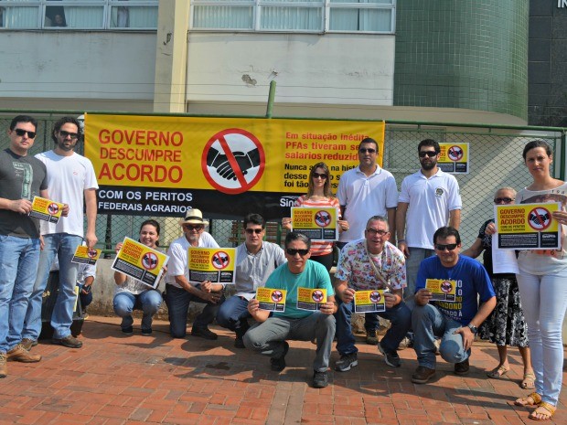 Peritos param por 24 horas e exigem aumento de salário (Foto: Aline Nascimento/ G1)