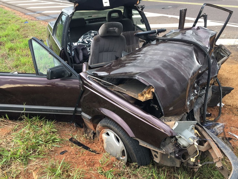 Motorista do GM Monza não resistiu aos ferimentos (Foto: Valmir Custódio/G1)