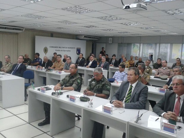 Reunião de coordenação da operação de Garantia de Lei e Ordem (GLO), que está em vigor em Pernambuco desde o meio-dia de quinta (15). (Foto: Vitor Tavares / G1)