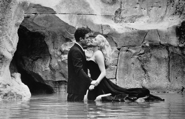 Marcello Mastroianni e Anita Ekberg em A Doce Vida, de Federico Fellini (Foto: Reprodução)