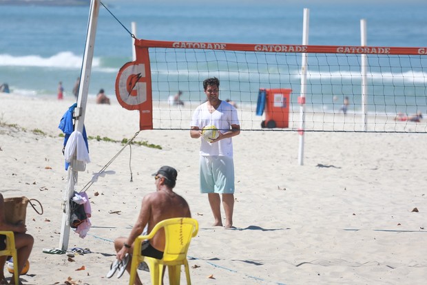 Thiago Lacerda jogando vôlei na praia da Barra da Tijuca, RJ (Foto: Dilson Silva / Agnews)