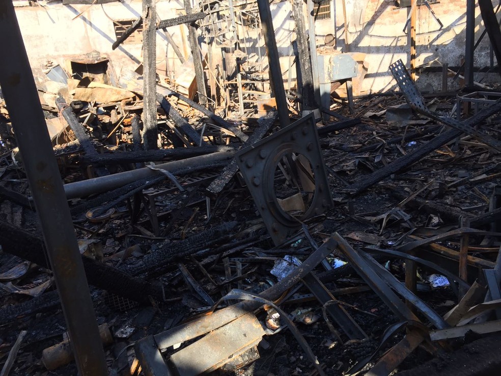 Empresa foi destruída por incêndio em Joinville (Foto: Kleber Pizzamiglio/RBS TV)