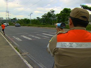 Com contrato encerrado, Manaustrans faz fiscalização com radares móveis (Foto: Reprodução/TV Amazonas)