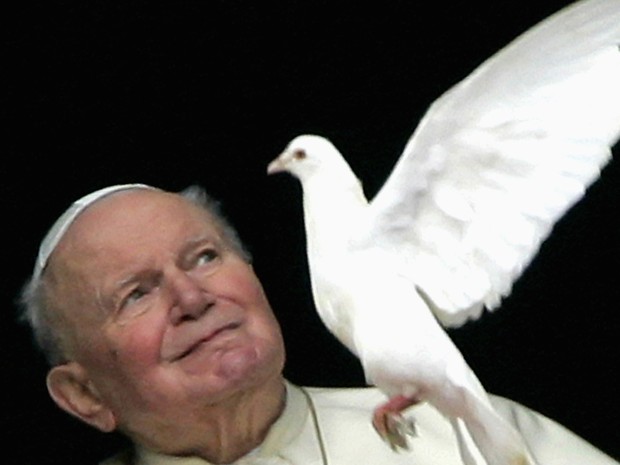 Papa João Paulo II olha para uma pomba da janela de seus aposentos privados, no final da oração do Angelus, no Vaticano em 30 de janeiro de 2005  (Foto: Max Rossi/Reuters)