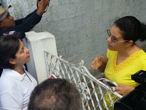 Ministra do Desenvolimento Social, Tereza Campello visita residências no Recife (Foto: Katherine Coutinho/G1)