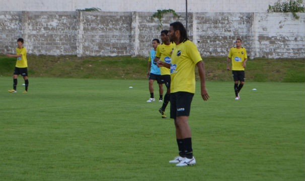 Atacante Dênis Marques deve estrear no ABC contra o ex-clube Santa Cruz neste sábado (Foto: Jocaff Souza)