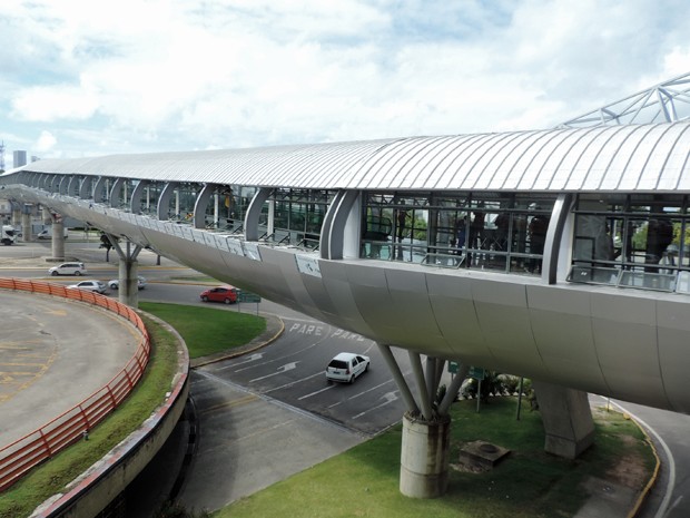 Estrutura conta com três esteiras rolantes e um elevador que dá acesso ao interior do terminal integrado (Foto: Vitor Tavares/G1)