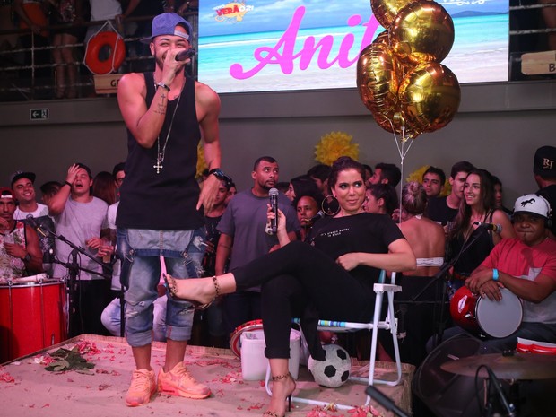 Anitta em show em boate na Zona Oeste do Rio (Foto: Raphael Mesquita/ Divulgação)