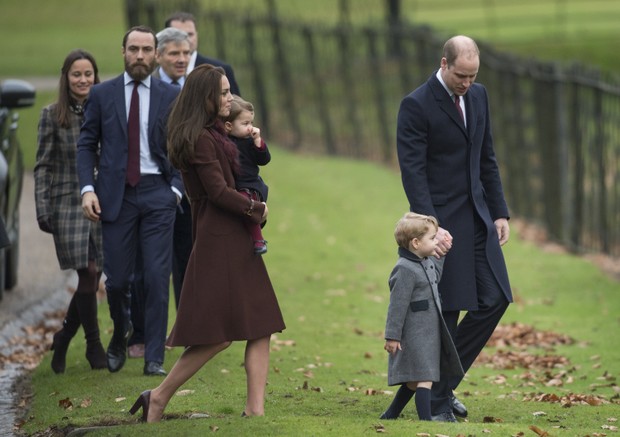 Príncipe William e Kate Middleton com os filhos, George e Charlotte (ao fundo, os irmãos de Kate, James e Pippa, e o pai dela, Michael) (Foto: Getty Images)