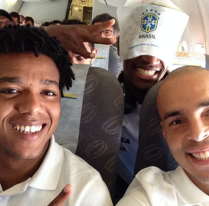 Jogadores do Corinthians mostram descontração antes de viagem a SC