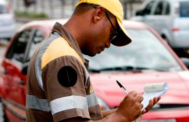 Agente da CET multa veículos em São Paulo (Foto: Reprodução/Facebook)
