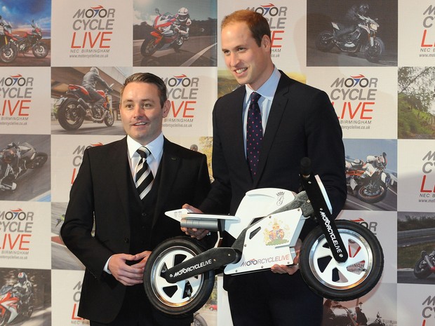 Príncipe William recebeu moto de brinquedo para seu filho neste sábado (30), em Birmingham (Foto: AP Photo / Joe Giddens, Sun On Sunday)