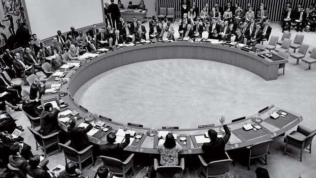 CONFRONTO A votação das sanções contra o Irã. Apenas os representantes de Brasil e Turquia não levantaram a mão para aprovar a moção (Foto: -)