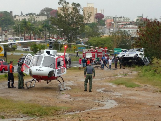 Ônibus tomba e deixa sete pessoas feridas em Pindamonhangaba (Foto: Vinícius Vilaça/Vanguarda Repórter)