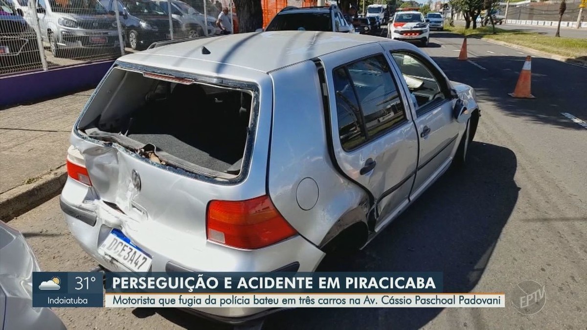 Suspeito em fuga bate em três carros estacionados e interdita trecho de