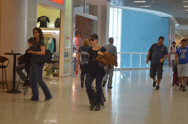 Debora Falabella embarca no aeroporto (Foto: FotoRioNews / William Oda)