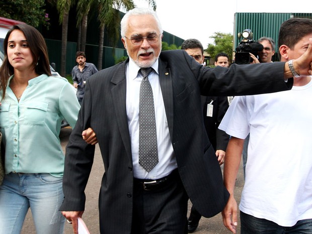 O ex-presidente do PT José Genoino foi à Câmara dos Deputados, em Brasília, para entregar os documentos necessários para assumir o cargo de deputado federal. (Foto: Beto Barata/Estadão Conteúdo)