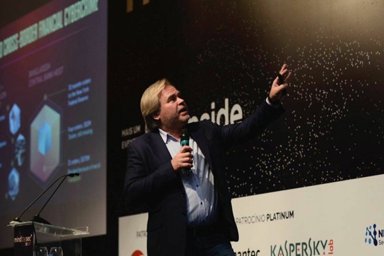 Eugene Kaspersky, presidente de uma das maiores empresas de cibersegurança do mundo, em palestra em São Paulo. (Foto: Reprodução/Mind the Sec)
