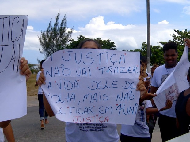 G Manifestantes Afirmam Que Pms Deram R Em Viatura E Mataram Jovem