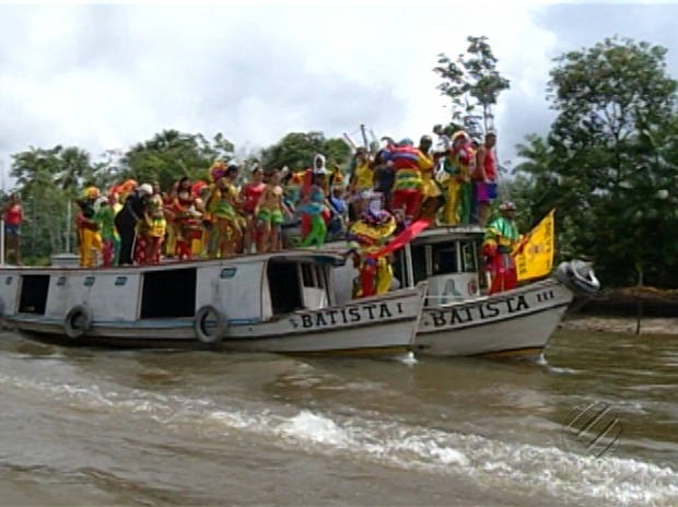 No 'Carnaval das Águas', barcos são verdadeiros carros alegóricos para os ribeirinhos da Amazônia.  (Foto: Reprodução/TV Liberal)