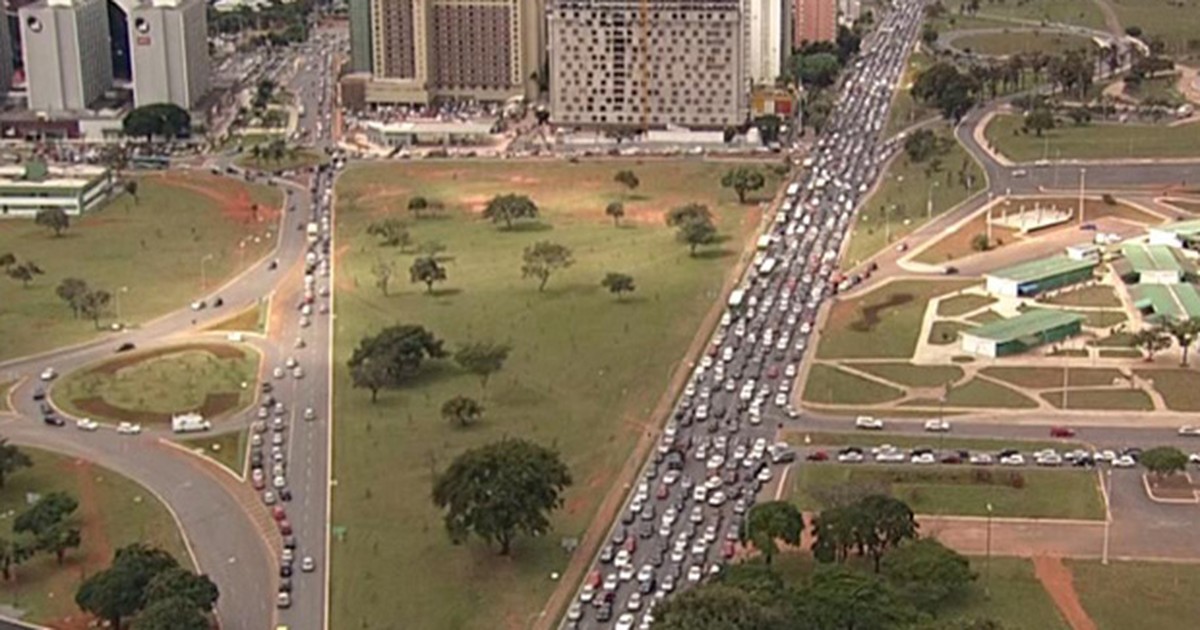 G1 Após duas horas manifestantes liberam pistas do Eixo Monumental