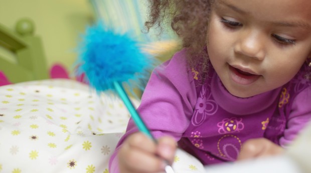 Entre 3 e 6 anos, a criança já é capaz de segurar o lápis fazendo movimento de pinça (Foto: Thinkstock)