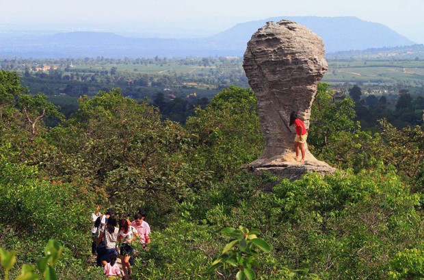 Rocha com formato curioso fica no parque nacional Pa Hin Ngam, em Chaiyaphum, na Tailândia (Foto: AP)