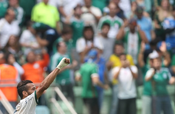 Na contramão do Corinthians, Palmeiras lota estádio com ingresso mais barato