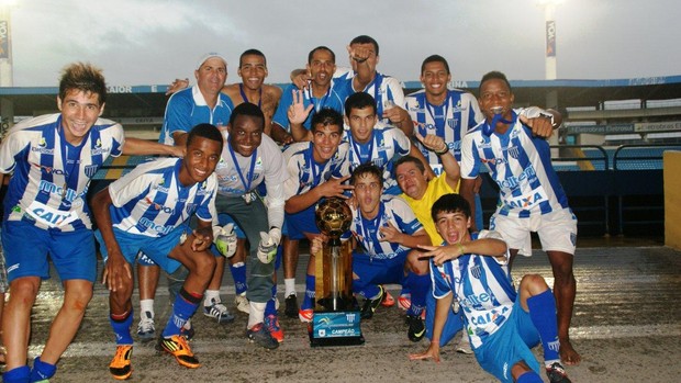 Jovens do Avaí conquistam torneio sub-16 (Foto: Alceu Atherino / Divulgação Avaí)