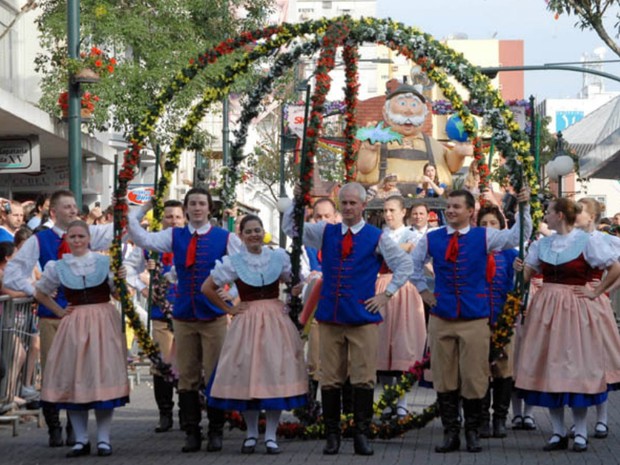 Desfiles da Oktoberfest tinham 16 carros alegóricos (Foto: Eraldo Schnaider/Divulgação)