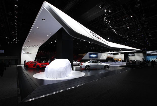 Janeiro de 2013 - Prévia para a imprensa tem veículos ainda cobertos no estande da Audi no Salão do Automóvel Internacional da América do Norte, o Salão de Detroit (Foto: Paul Sancya/AP/Arquivo)