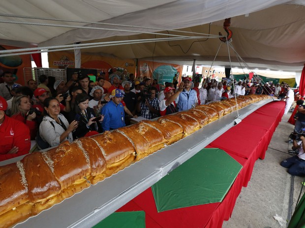 Padeiros se reúnem para montar o maior pão de presunto do mundo, em Caracas, Venezuela. (Foto: REUTERS/Carlos Garcia Rawlins)