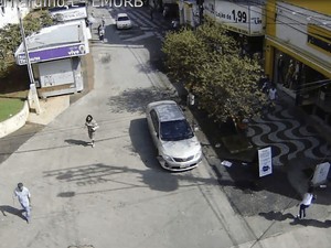 Carro passou em alta velocidade próximo a pedestres na fuga (Foto: Reprodução / Emurb) Carro passou em alta velocidade próximo a pedestres na fuga (Foto: Reprodução / Emurb)