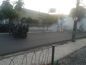 Policiais montam barreira em frente ao IFCE na tarde desta quinta-feira (15) (Foto: André Teixeira/G1 CE)