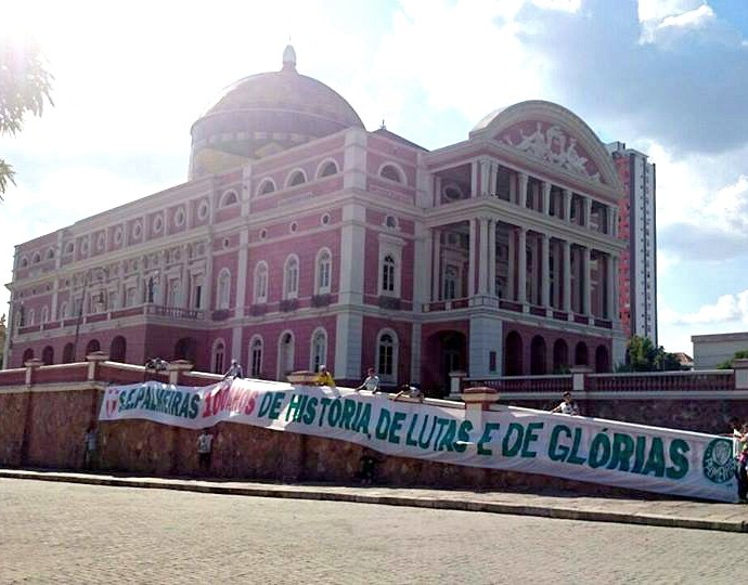 Centenário: Palmeirenses levam faixa de homenagem ao Teatro Amazonas