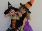 Ex-paquita Cátia Paganote escolhe fantasias para o Halloween com a filha