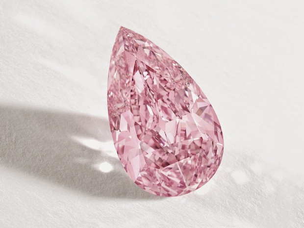 Um diamante rosa de 8,41 quilates, com valor estimado em mais de US$ 13 milhões (aproximadamente R$ 30 milhões), é a peça mais importante da temporada de leilões (Foto: Divulgação/Sotheby's) (Foto: Divulgação/Sotheby's)