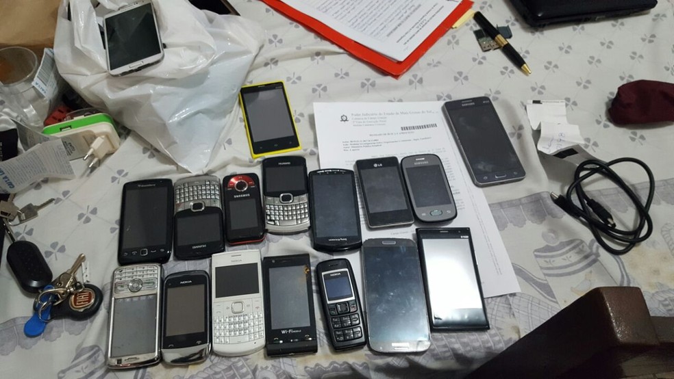 Celulares foram apreendidos durante opera&ccedil;&atilde;o no sistema penitenci&aacute;rio (Foto: MP-MS/ Divulga&ccedil;&atilde;o)