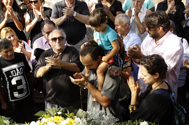 Corpo de Vida Alves é enterrado em São Paulo (Foto: Celso Tavares / EGO)