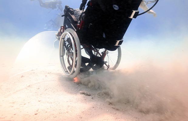Cadeira de rodas tem propulsores na base (Foto: wearefreewheeling.org.uk)